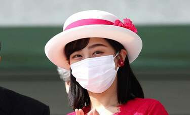 佳子さまが「眞子さんの帽子」をお召しなのはなぜ？　皇族方のドレスもリユースは「ごく自然」とデザイナー