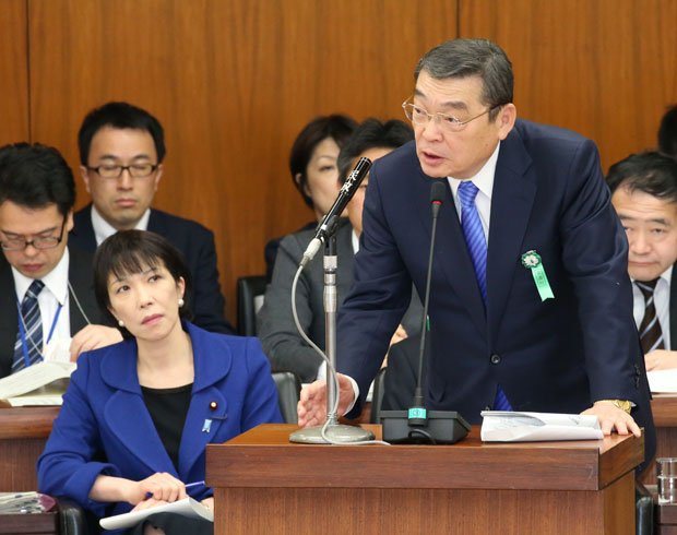 国会で答弁する籾井勝人ＮＨＫ会長を見守る高市早苗総務相　（ｃ）朝日新聞社　＠＠写禁