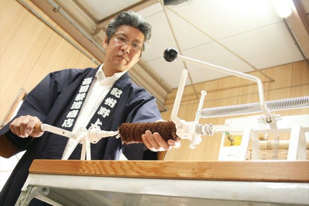 手作りの高級たわしは手作業できっちりと巻き上げていきます