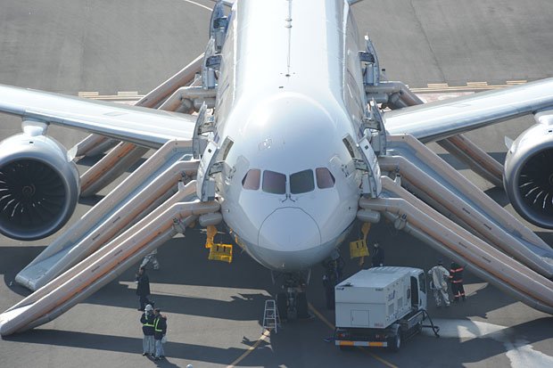 高松空港に緊急着陸したボーイング787型機。乗客は機体の左右にタコ足配線のように設置された脱出シューターを滑って避難した　（c）朝日新聞社　＠＠写禁