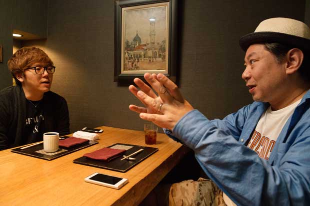 AERAdot.５周年リニューアルを記念する対談で、日本のエンターテイメントについて語り合った鈴木おさむさん（右）とHIKAKINさん（撮影／写真部・大野洋介）