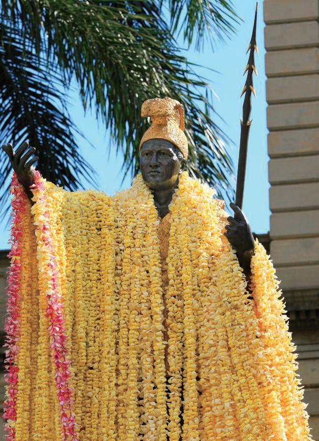 オアフ島・ホノルルのダウンタウン、ハワイ王国の国会議事堂だった「アリイオラニ・ハレ」の前に立つカメハメハ大王像