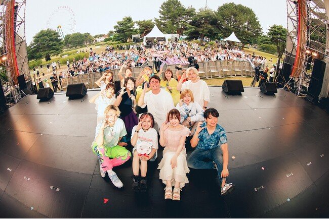 写真・図版(1枚目)| 「LuckyFes’25」最終日の幕開けに14名のLシンガーが登場!それぞれの個性が光るパフォーマンスを披露