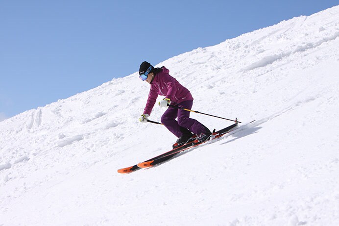 軽くてしっかり滑れるスキーで女性も快適！