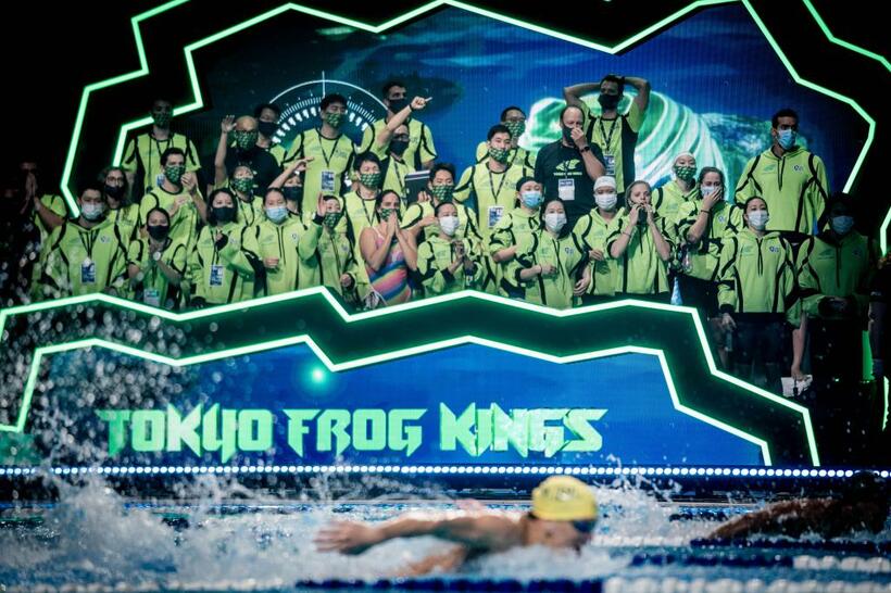 プールサイドで応援する東京フロッグキングス（１０月２４日、ハンガリー・ブダペスト）＝（ｃ）ＩＳＬ
