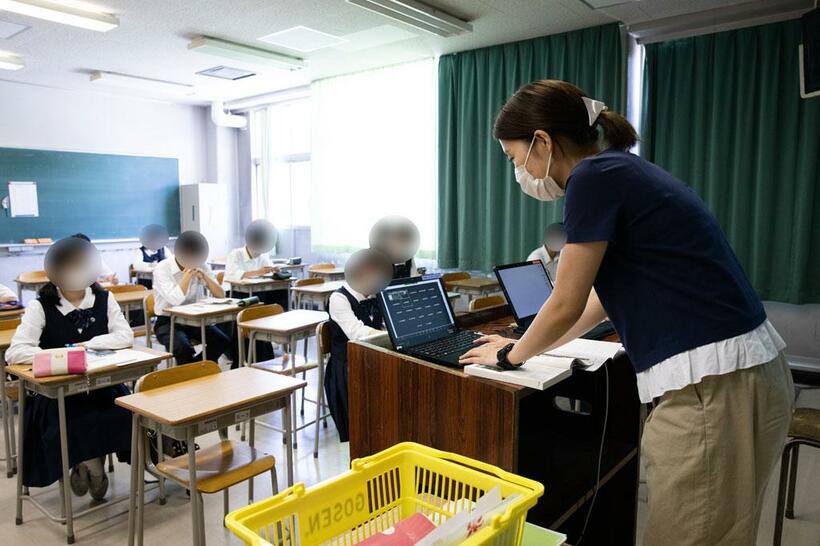 東京都立白鴎高校の６月の分散登校中の授業風景。クラスの半分が教室で、残り半分がZoomを使って自宅で授業を受けていた（撮影／大野洋介）