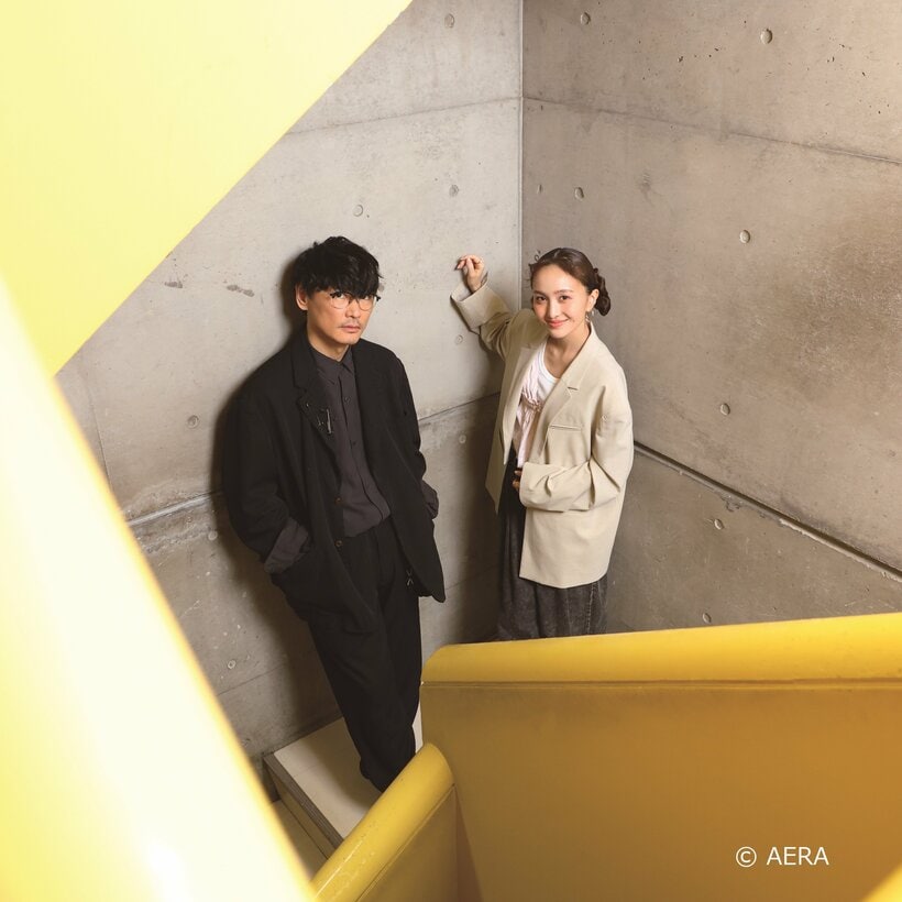 山口一郎さん、百田夏菜子さん（hair & make up　横山　藍〈KIND〉　根本亜沙美／styling　滝沢真奈　三田真一／costume　AlM.　Jouete　Katrin TOKYO　NOUNLESS／撮影：写真映像部・松永卓也）