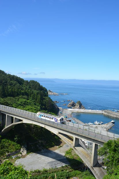 三陸の海を望む三陸鉄道北リアス線の列車　（c）朝日新聞社　＠＠写禁