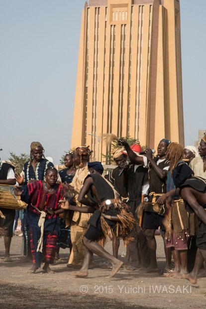 特設会場で歌と踊りが始まった。背景に見えるのはBCEAOビル。　バマコ・マリ 2016年／Bamako,Mali 2016