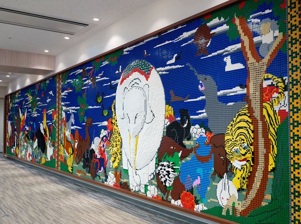 廊下の壁一面に飾られた、伊藤若冲「鳥獣花木図屏風」（ラスール麻生提供）