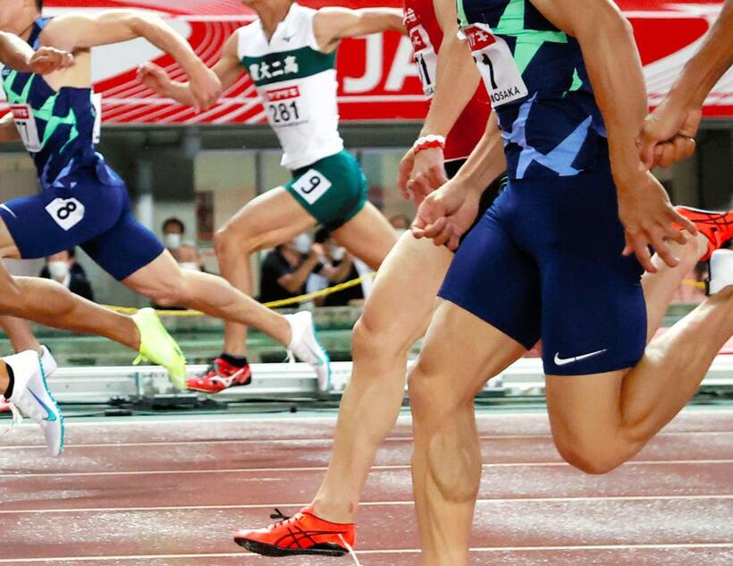 桐生祥秀（右から2人目）は右アキレス腱痛の影響で、日本選手権男子100メートルで5位。それでも400メートルリレーのメンバーに入った （ｃ）朝日新聞社