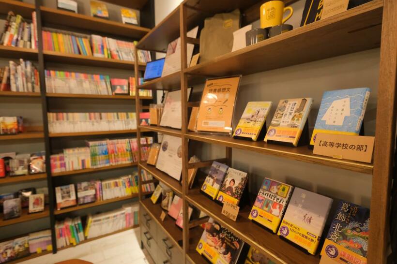 夏休みの宿題の読書感想文を部屋で書いてもらおうと、「こどもワーケーションプラン」を発売するホテルも現れた。小中高生向けの推薦図書12冊をそろえたという