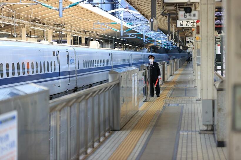例年ならGWで賑わう東海道新幹線の東京駅ホームも、コロナ禍のもと、4月25日の乗降客はまばらだった（C）朝日新聞社