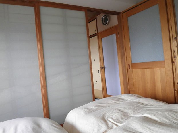 夫婦の寝室の隣の和室は襖で隔てることで、ときどき避難して熟睡可能（写真：佐川旭建築研究所提供）