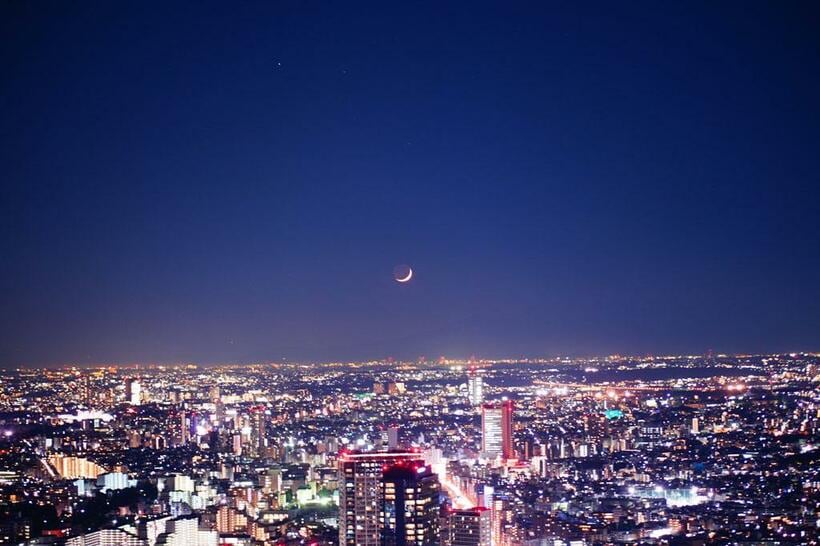 昨年１１月開業の「渋谷スクランブルスクエア」屋上からは夜景と月や星の競演を楽しめる（写真：佐々木勇太さん提供）