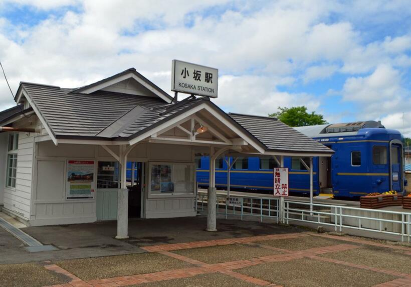 国内で唯一、走れる状態のブルートレインが保存されている小坂鉄道レールパーク。写真左は旧小坂駅舎（C)朝日新聞社
