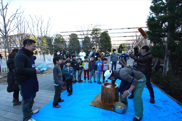 子どもたちも歓声を上げながら餅つきの順番をまっていた。