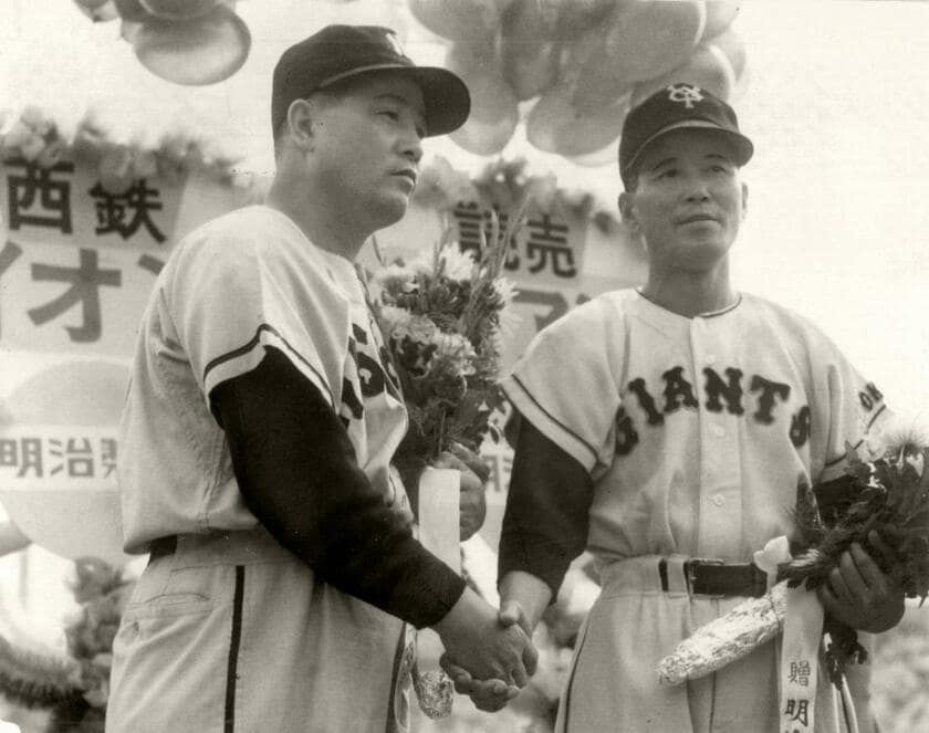 １９５６年の日本シリーズ。ともに日本初のプロ野球チーム「大日本東京野球倶楽部」で活躍した西鉄の三原脩監督（左）、巨人の水原茂監督のレジェンド対決　（ｃ）朝日新聞社