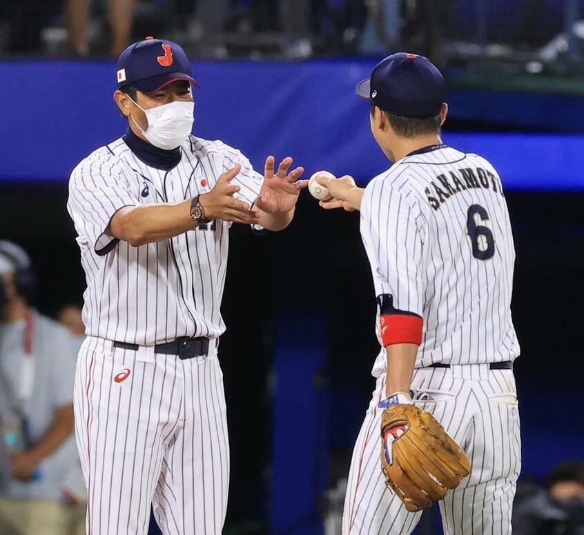 東京五輪で米国を破って優勝し、坂本勇人からウイニングボールを受け取る稲葉篤紀監督