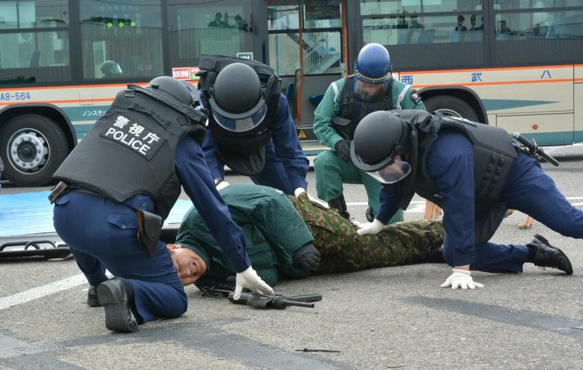２０２０年東京五輪に向けた昨年１０月の訓練で、テロリスト役（中央）を制圧する警視庁田無署員ら　（ｃ）朝日新聞社
