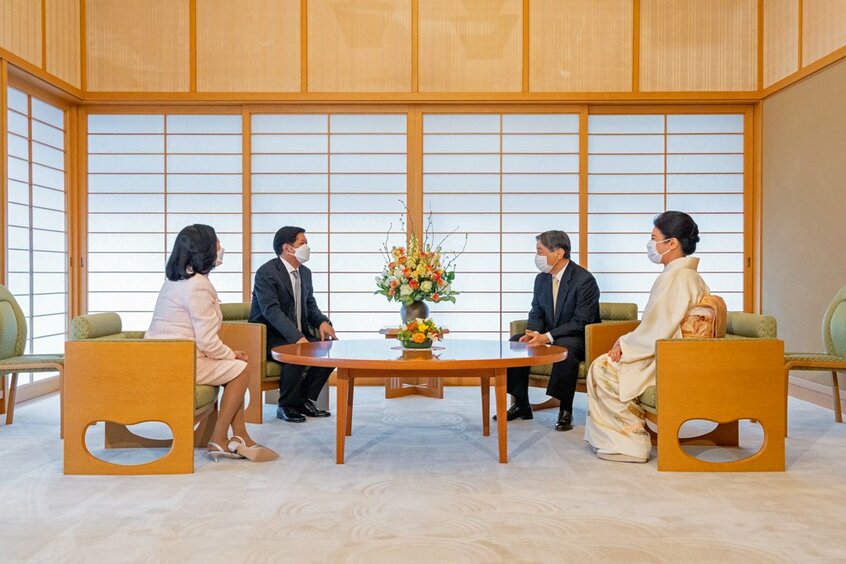 会見に臨むフィリピンのマルコス大統領夫妻と天皇、皇后両陛下＝23年2月9日、皇居・御所「小広間」、宮内庁提供