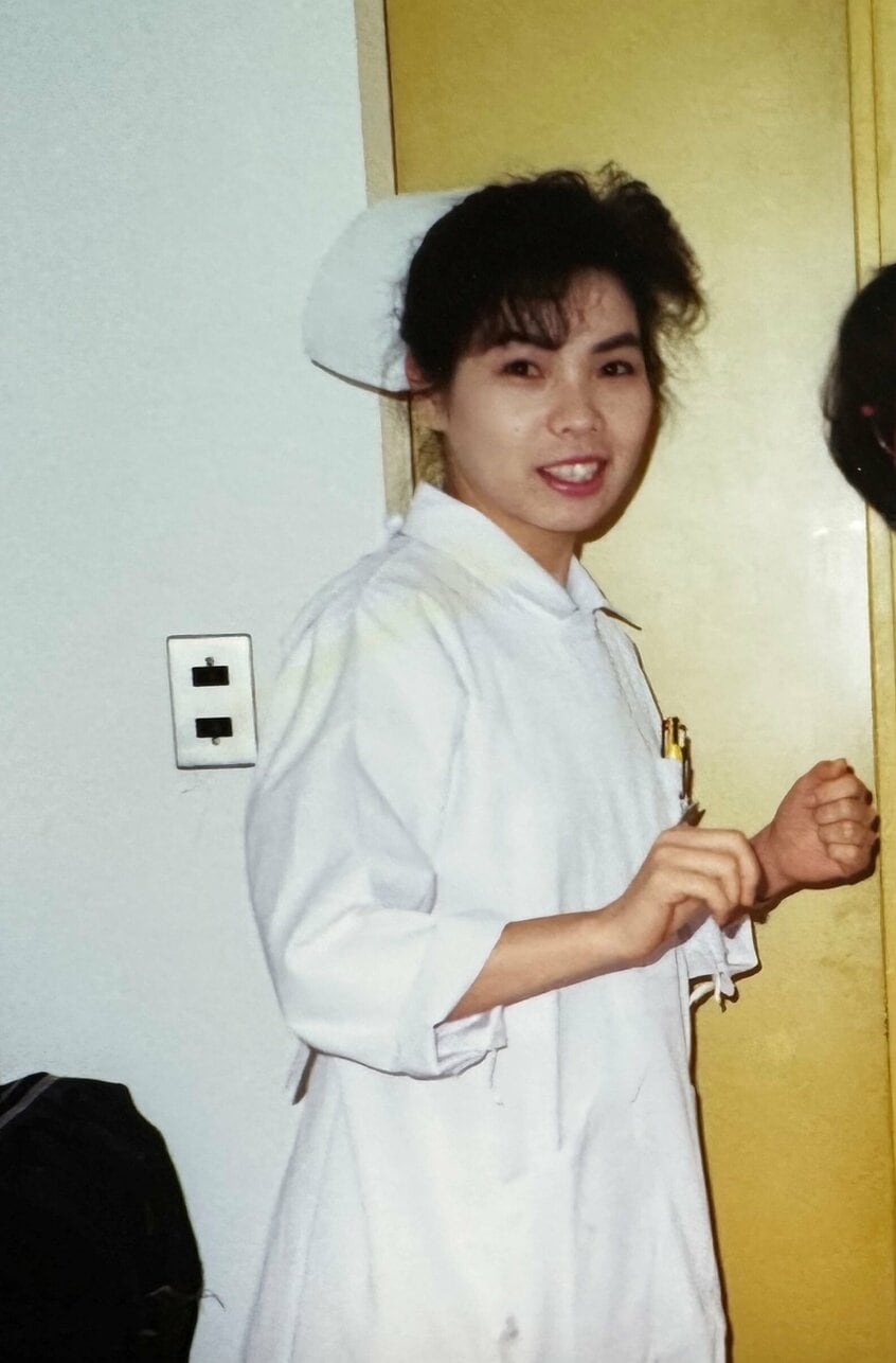 看護師時代の石橋さん。仕事は「天職」だったと振り返る。当時からとにかく洋服が好きだったという(写真:本人提供)