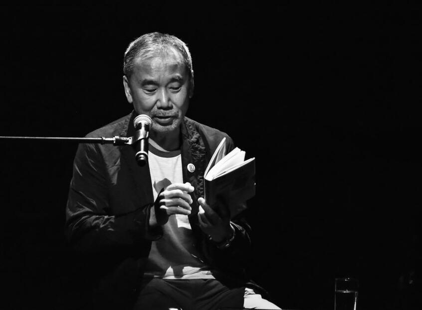 村上さんの作家活動40周年を記念して2019年に開催された一夜限りのスペシャルライブ「HARUKI MURAKAMI 40th Anniversary 村上JAM~村上RADIO SPECIAL NIGHT~」の様子。抽選で選ばれた150人が音楽と朗読に酔いしれた (TOKYO FM提供)