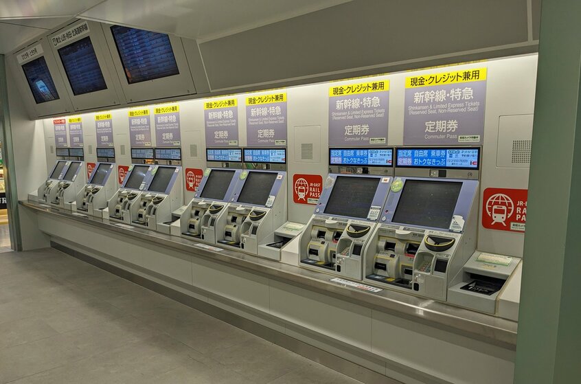 JR上野駅。混雑するみどりの窓口とは対照的に、隣の指定席券売機はガラガラだった=米倉昭仁撮影
