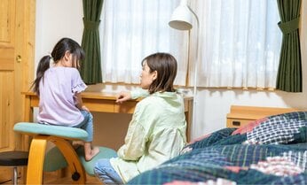 親が英語をしゃべれなくても、子どものスピーキング力は伸ばせる? 親の役割で大事なこととは