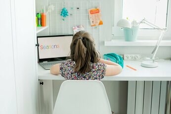 子どもの「集中力」がUPする勉強スペースのつくり方とは? 脳科学者に聞く“リビング学習”成功の4ステップ