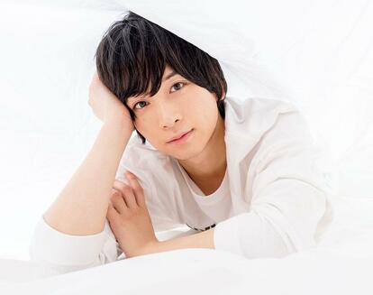 荒牧慶彦（あらまき　よしひこ）／１９９０年、東京都生まれ。２０１２年にミュージカル「テニスの王子様」２ｎｄ　ｓｅａｓｏｎで本格的に俳優デビュー。舞台「刀剣乱舞」山姥切国広役、ミュージカル「薄桜鬼」沖田総司役、「あんさんぶるスターズ！オン・ステージ」朔間凛月役、ＭＡＮＫＡＩ　ＳＴＡＧＥ「Ａ３！」月岡紬役、日本テレビ「貴族誕生　－ＰＲＩＮＣＥ　ＯＦ　ＬＥＧＥＮＤ－」寿希也役などで出演。映画、ドラマなどの映像作品への出演やアニメ、ゲームの声優としても活動。息抜きは、ゲームの時間。　［ＣＯＶＥＲ　ＳＴＡＦＦ　撮影／木村哲夫、スタイリング／宇都宮春男（ＹＫＰ）、ヘアメイク／鈴木りさ、アートディレクション／福島源之助＋ＦＲＯＧ　ＫＩＮＧ　ＳＴＵＤＩＯ、衣装協力　ａｎｇｌａｓａｄ、ａｖｉｓ、ｍａｓｔｅｒｋｅｙ］