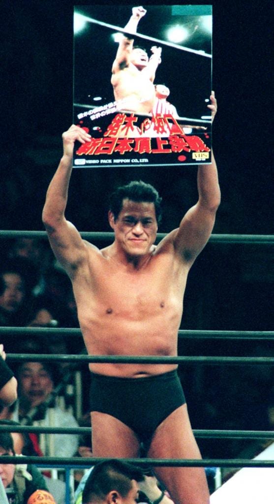 １９９８年４月４日、現役最後のリングでポスターを掲げるアントニオ猪木（東京ドーム）　（ｃ）朝日新聞社
