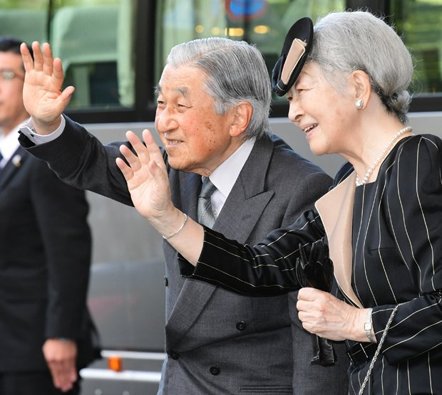 福井国体の宿泊先ホテルに到着し、集まった人たちに手を振る両陛下　（ｃ）朝日新聞社