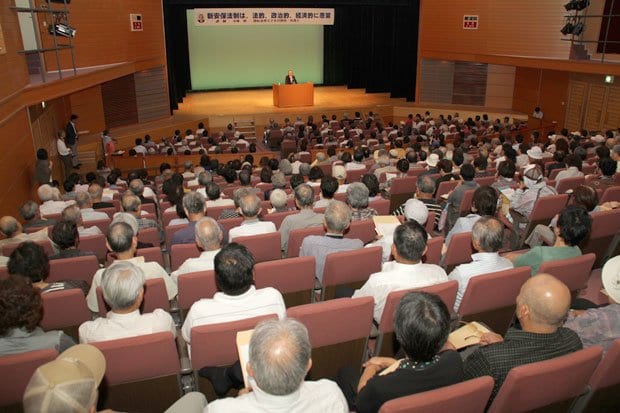 ５００人収容の会場に６００人がつめかけた。ロビーでは、三木武夫元首相の妻・睦子氏（故人）が、安倍寛氏について語る映像も流れた。三木氏と寛氏は盟友だった（撮影／編集部・宮下直之）