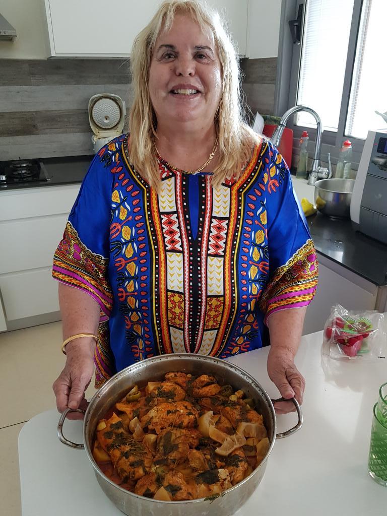 モロッコから移住してきたお母さんの得意料理は北アフリカ風（テレアビブ近郊で、ニシム・オトマズキン撮影）