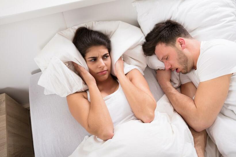 男性の場合は睡眠時無呼吸症候群の人が多いですが、女性の場合は女性ホルモンの減少が関与しているケースが多いといわれている（写真：getty images）