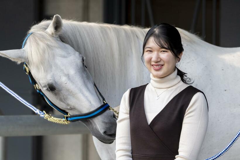 笑顔で馬と触れ合う愛子さま（2022年11月、宮内庁提供）