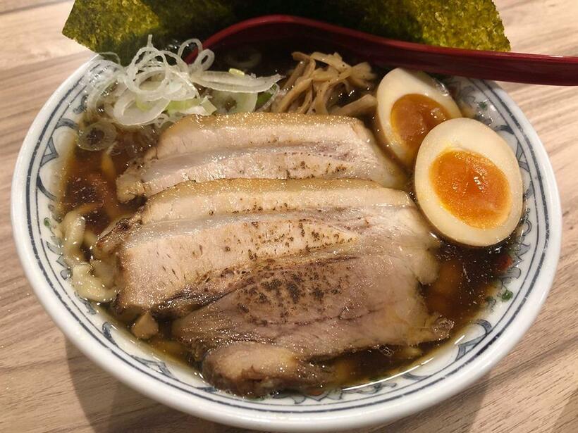 「特製醤油 大盛」。ボリュームがあるラーメンは単身者にも好評だ（筆者撮影）