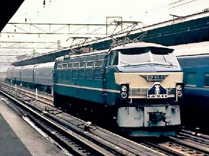 東京駅では、隣の回送線を走って機関車を先頭に連結し直す「着回し」が行われた（撮影／松原一己）