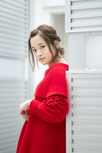 大原櫻子／１９９６年生まれ。東京都出身。２０１３年の映画「カノジョは≠､しすぎてる」のヒロインオーディションに合格し、スクリーン＆ＣＤデビューを果たす。来年は主演舞台「Ｌｉｔｔｌｅ Ｖｏｉｃｅ」の上演も控える（撮影／岡田晃奈、ヘアメイク／木内真奈美［オティエ］、スタイリスト／佐藤和佳、衣装協力／Ｌｉｌｙ Ｂｒｏｗｎ）