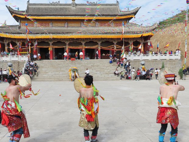 【中国　同仁】六月会のシャーマンの踊り。西寧から南東にバスで３時間行くと、チベット族の住む山間部に着く。その辺りでは、毎年７月に大きな夏祭りが開催されている。シャーマンたちを中心に、村人が様々な踊りを自然の神に捧げる、仏教以前から続く古い伝統だ。この時神がかったシャーマンたちは、自分の頬や背中に長い針を刺し、トランス状態で踊りながら、その年の村の収穫などを預言する