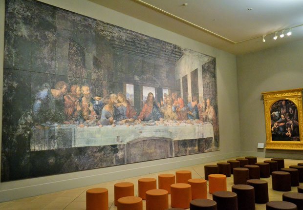 レオナルド・ダ・ヴィンチの「最後の晩餐」は、修復前と修復後の作品を向かい合わせに展示しており、修復の成果を見比べることができる。写真は修復前のもの