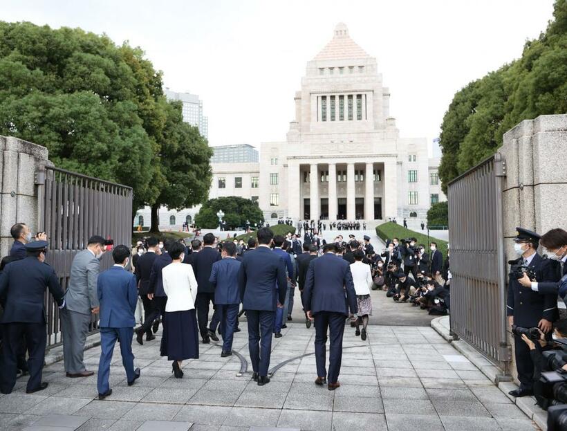 当選後の議員らの初登院の様子（写真はイメージです）