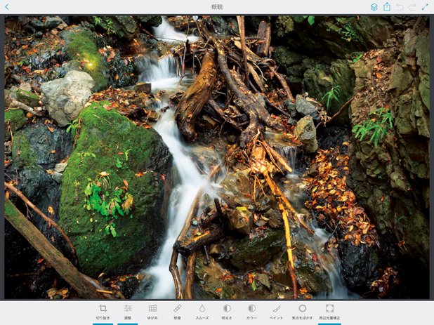 アドビのiPad用アプリのひとつAdobe Photoshop Fix。基本的なレタッチ作業ができる。Creative Cloud経由でパソコンのPhotoshopへ送ることも可能。無料で使えるが、Adobe IDが必要