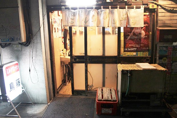 【ミルクワンタン　鳥藤】路地裏、ガード下にあるたたずまいのいい小さな店
