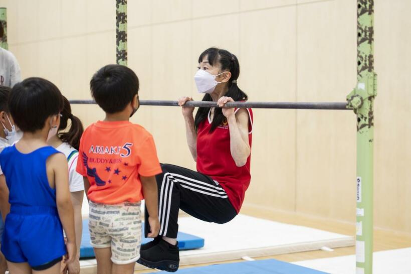 江東区のレッスンで子どもたちにお手本を見せる内村周子さん（撮影／写真映像部・高野楓奈）