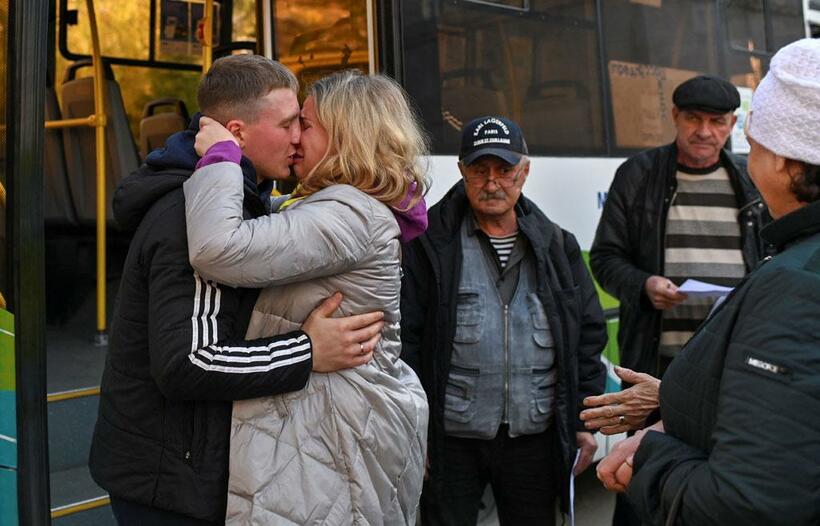 ９月２１日、ロシアでは部分動員令が出された。１０月７日、オムスクで親族や知人に別れを告げるロシアの予備兵（写真：アフロ）