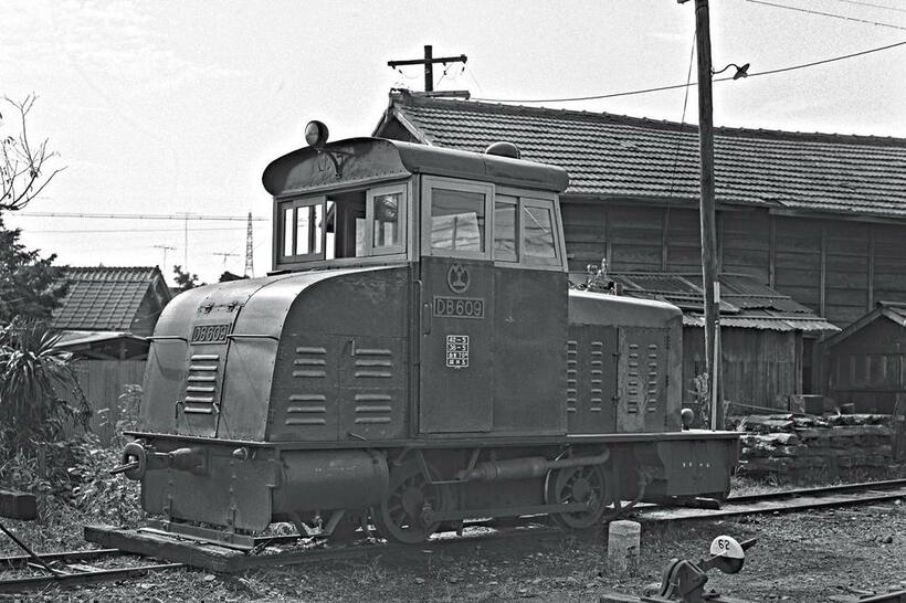 静岡鉄道・駿遠線で活躍した「蒙古の戦車」と呼ばれたDB60形ディーゼル機関車。暗部のメカを描写するため、デジタルリマスター時にHDR（ハイダイナミックレンジ）技法を使った。袋井駅　1966年10月10日（マミヤC33・セコール80ミリF2.8・ネオパンSS）