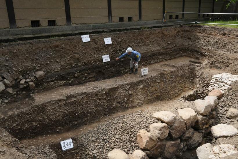 京都仙洞御所の造成土の下層から出土した「京都新城」の遺構とされる石垣＝２０２０年５月１２日午後、京都市上京区の京都御苑