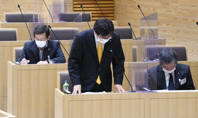 議会で謝罪した上遠野町長（C)朝日新聞社